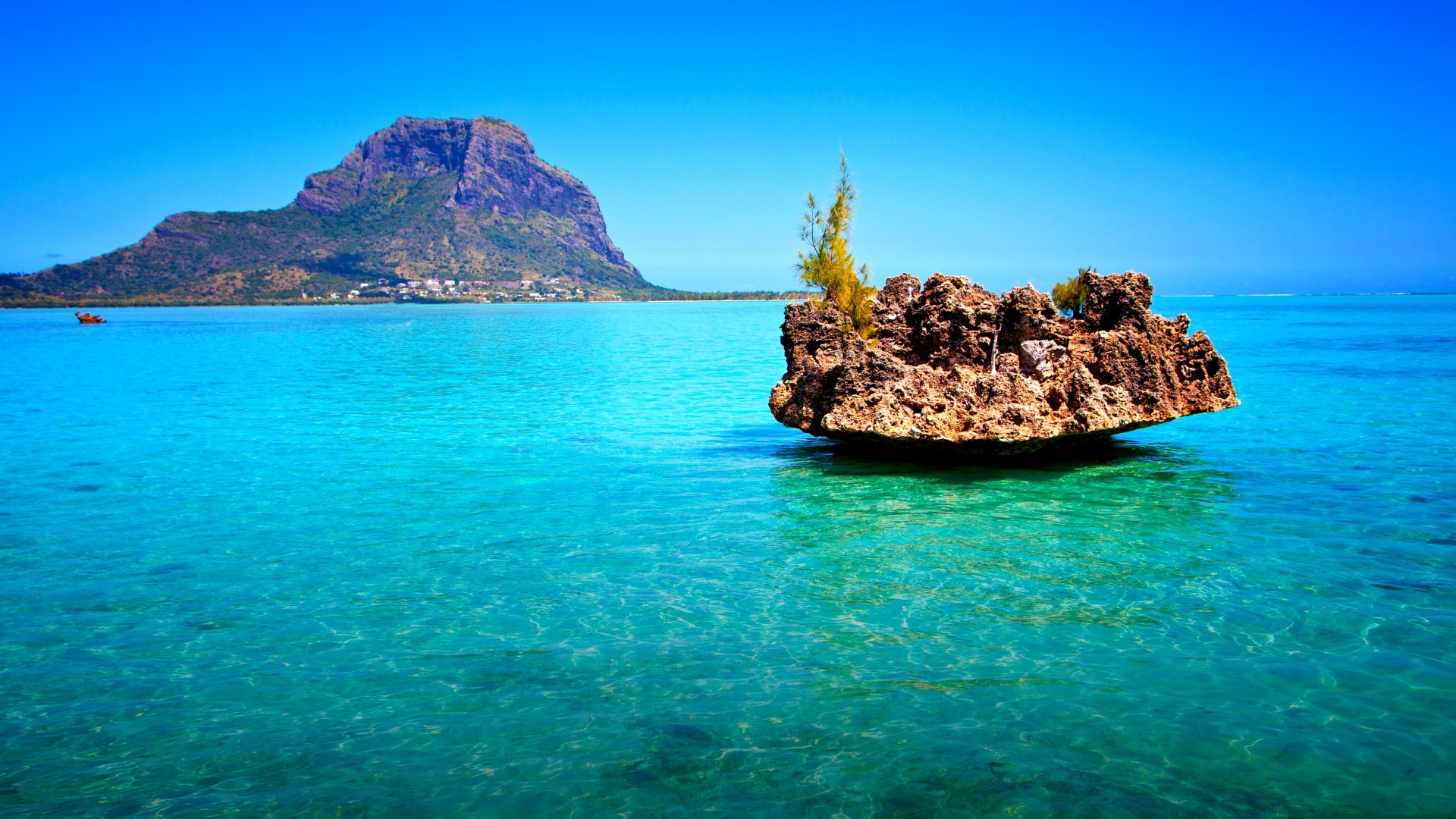 Crystal Rock in a turquoise lagoon, Le Morne behind